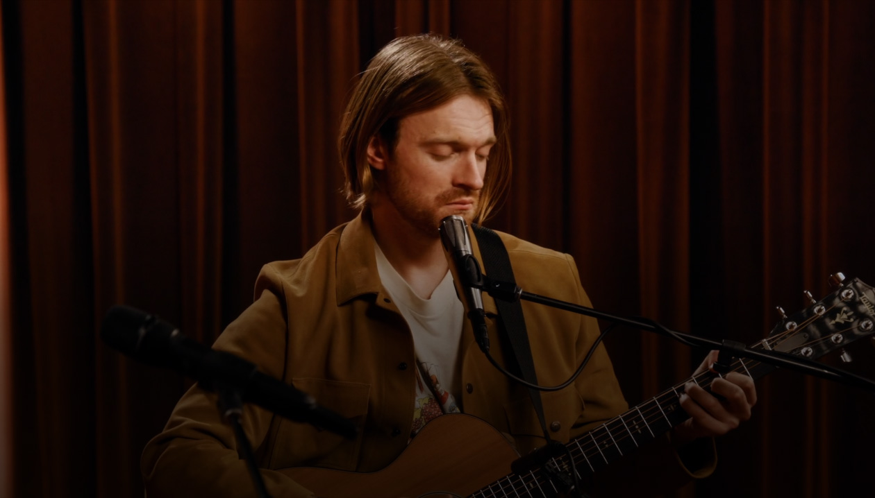 Kacey Musgraves und FINNEAS singen und spielen zusammen Gitarre