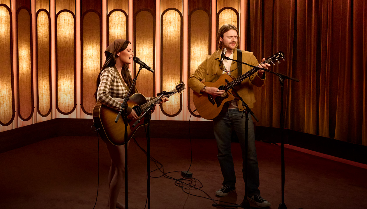 Kacey Musgraves und FINNEAS singen und spielen zusammen Gitarre
