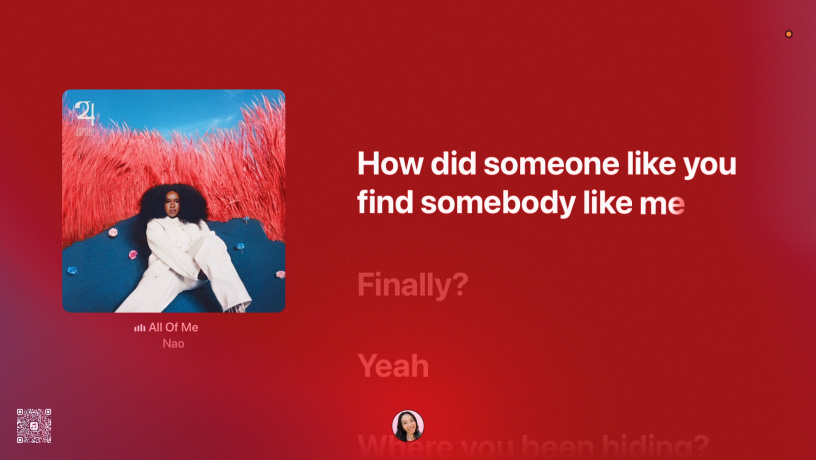 Der Songtext von „All of Me“ von Nao leuchtet synchron zum Song auf einem Fernseher auf