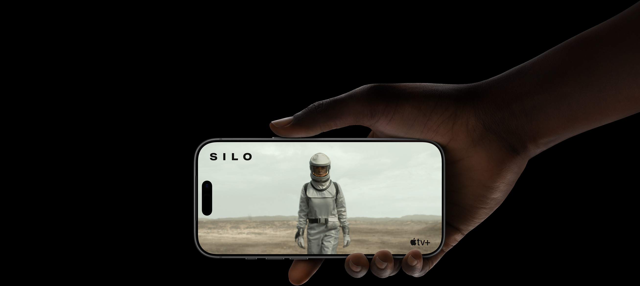 Scena iš „Apple TV+“ serialo „Silo“, kuria demonstruojamas „iPhone 17 Pro“ ilgesnis baterijos veikimo laikas
